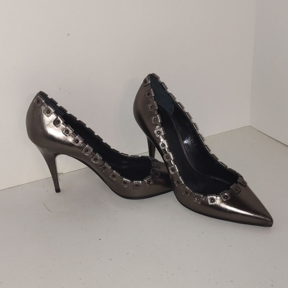 Burberry metallic Grey color Leather Pointy Toe Spike Heel Pumps 37.5 (6.5) (7)